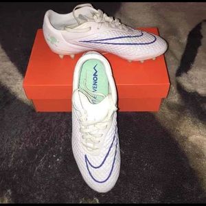 WHITE NIKE SOCCER CLEATS